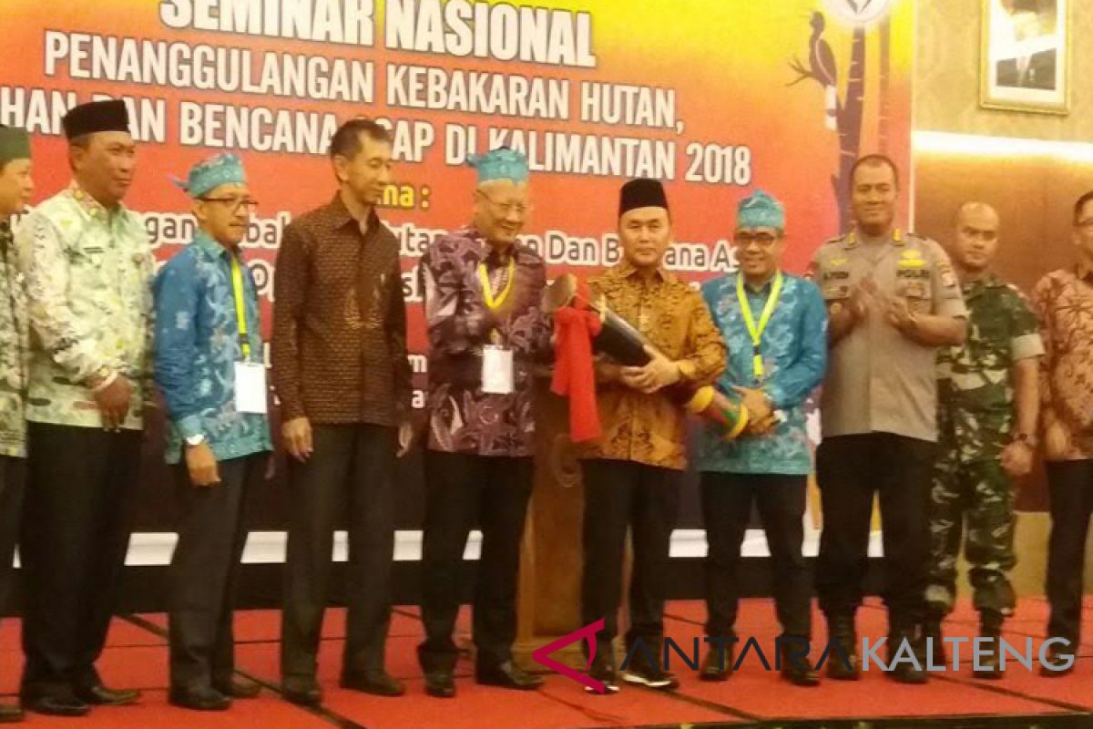 Beri solusi masyarakat terkait kebijakan larangan bakar lahan, kata Gubernur Kalteng