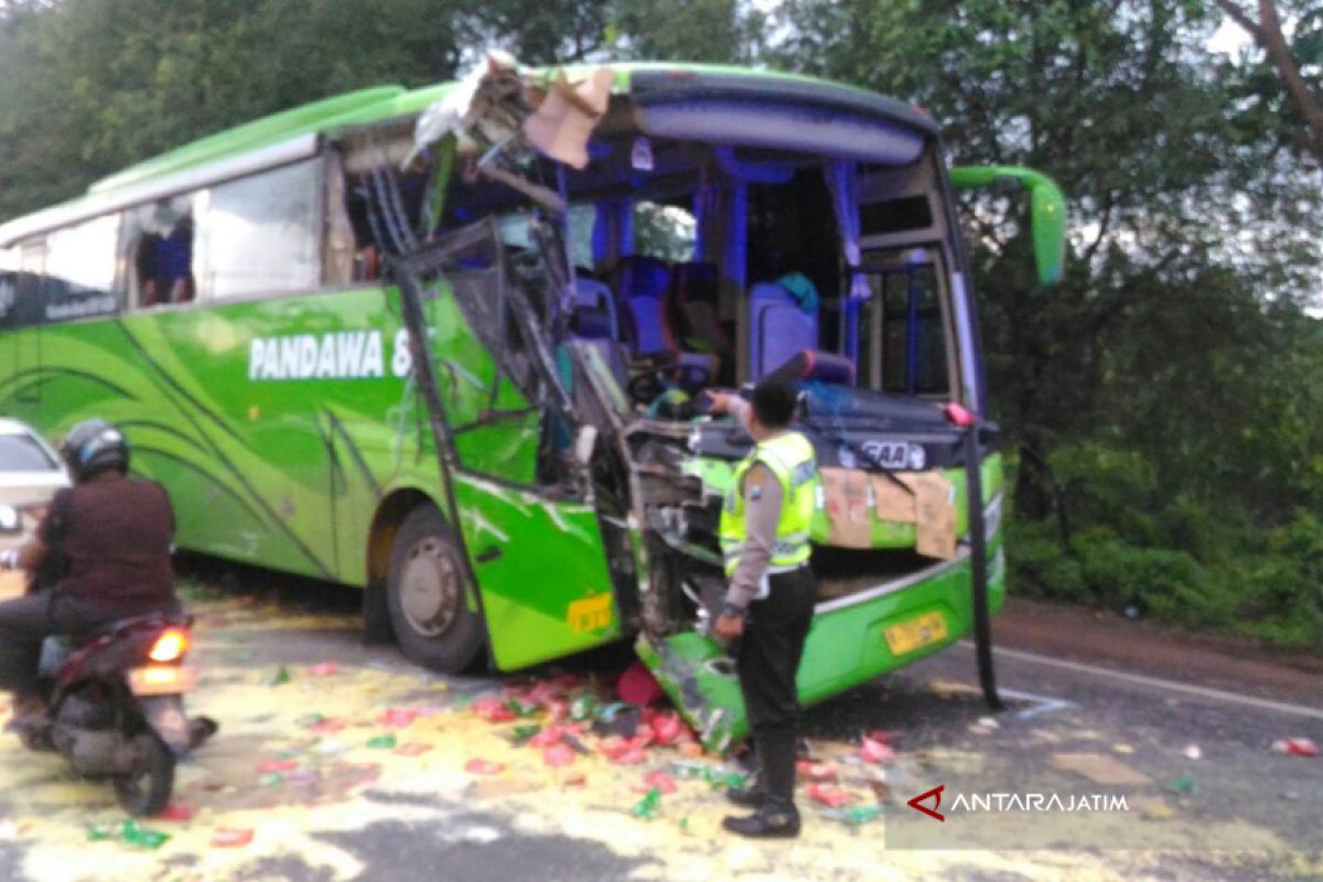 18 Tewas akibat Bus Terguling di Hong Kong