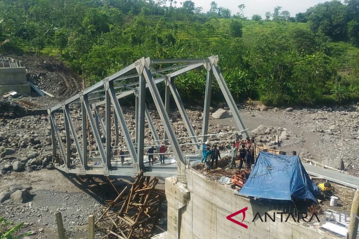 Banjir bandang Brebes runtuhkan jembatan penghubung antar desa