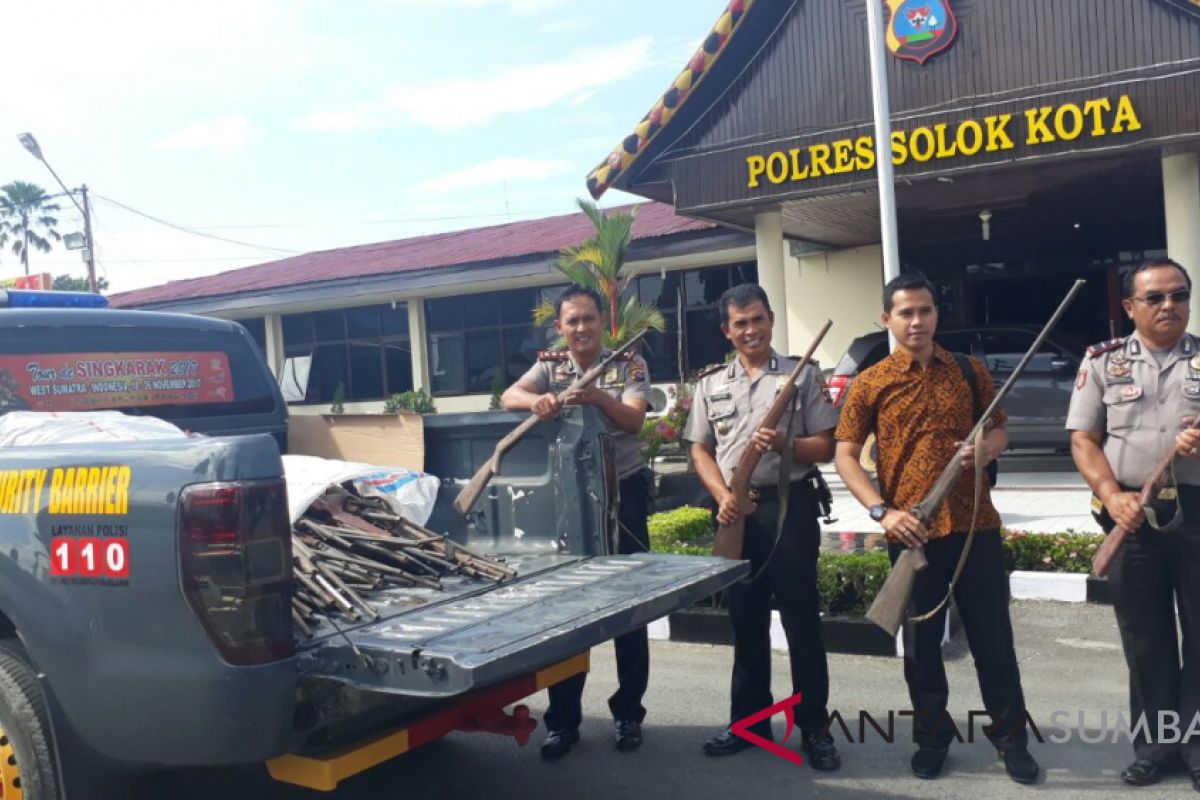 Polres Solok Serahkan 111 Senpi rakitan ke Polda Sumbar.