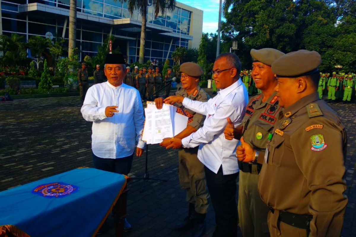 Anggota Linmas Kota Bekasi dapat bantuan beras