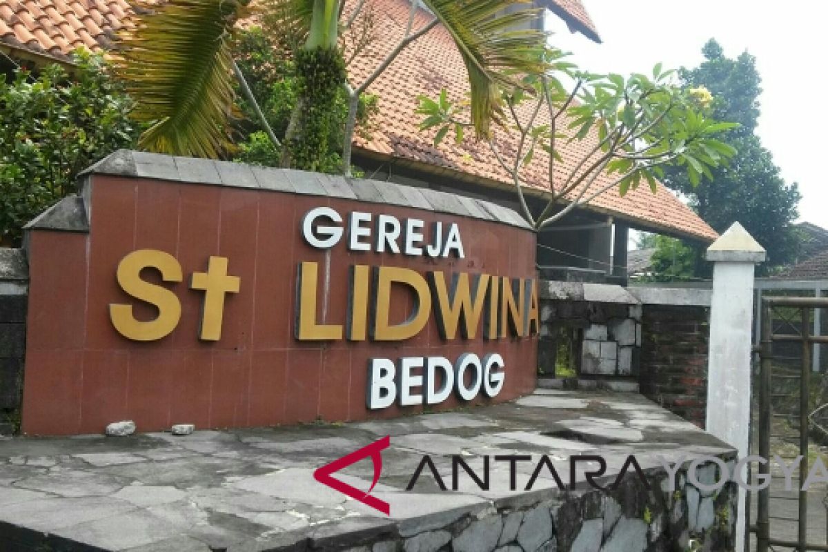 FKUB Sleman bergotong royong membersihkan Gereja Lidwina