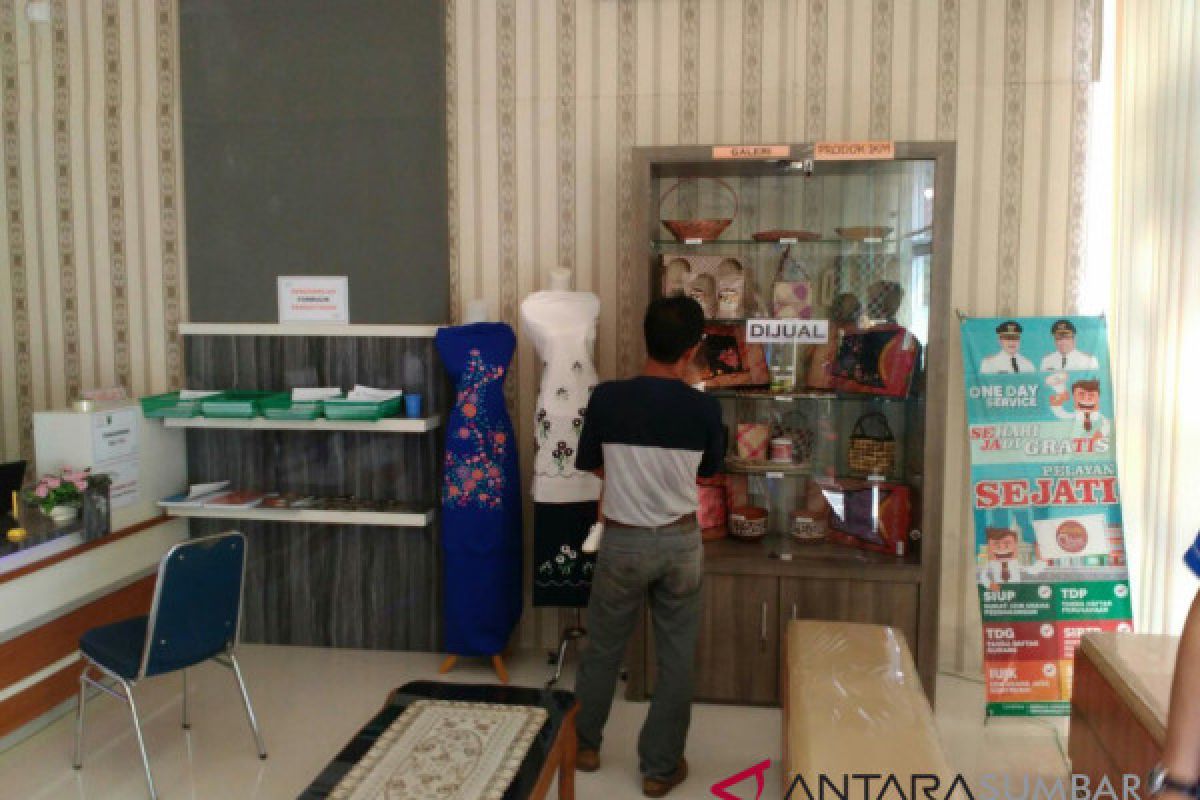 Produk industri kecil Padang Pariaman bisa dilihat di etalase promosi Dinas Penanaman Modal