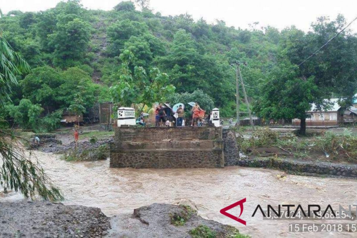 Banjir rusak puluhan hektare padi di Bima