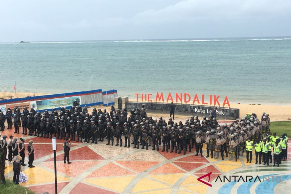 Polisi mengamankan penggusuran di KEK Mandalika Lombok