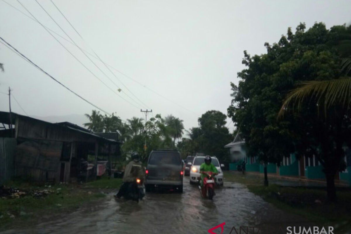 Hujan mengguyur wilayah Padang, sejumlah ruas jalan tergenang air