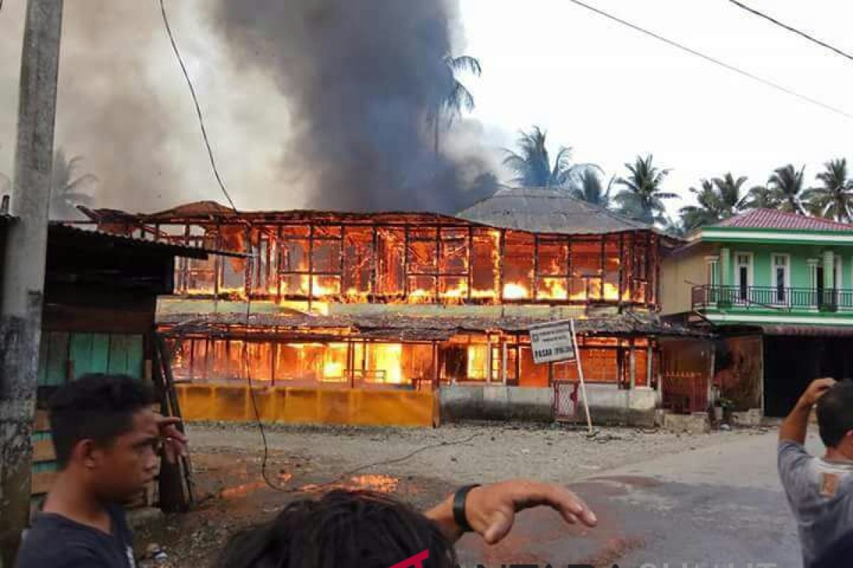 Belasan rumah dan kios terbakar di Simpang Gambir