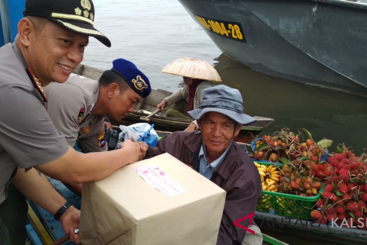 Bhayangkari Bagi-Bagi Sembako Dan Alat Tulis