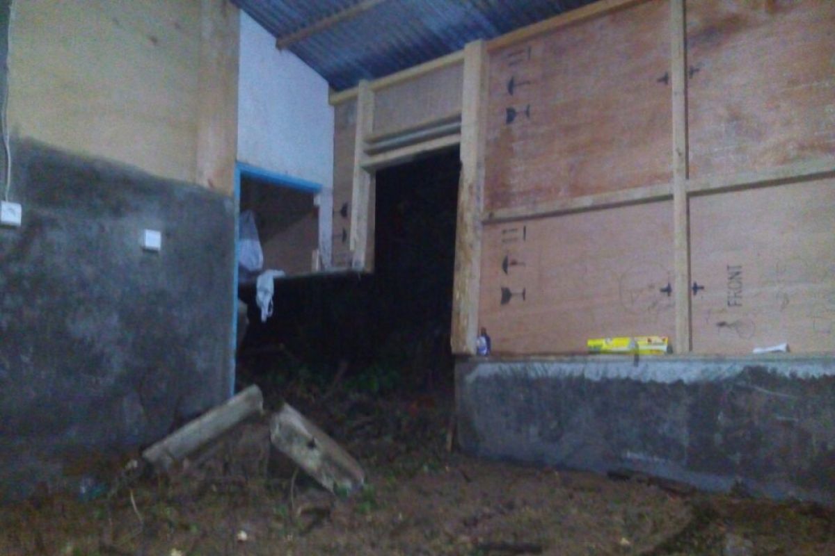 Satu unit rumah warga juga rusak akibat longsor Senin sore