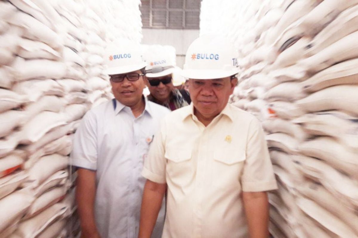 Penyerapan beras stok nasional turun