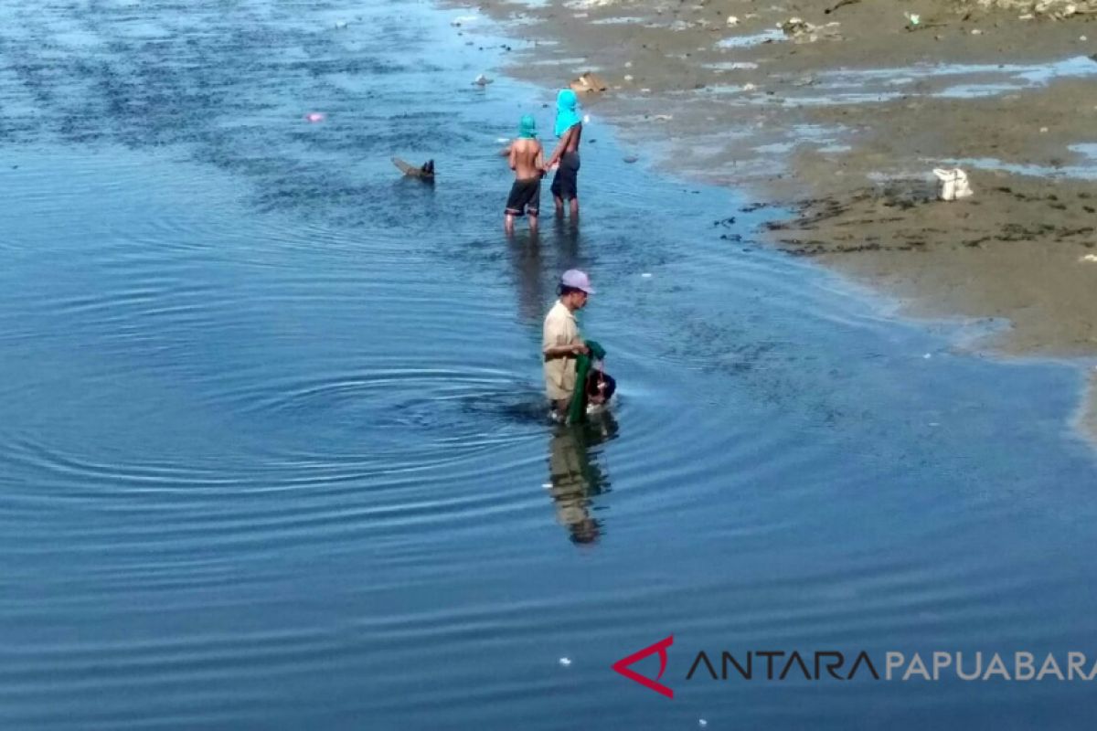 Teluk Wondama Salurkan 22 Paket Bantuan Nelayan