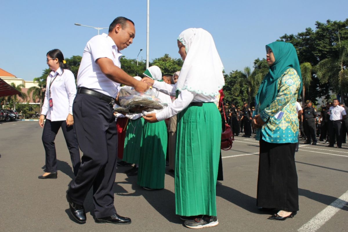 Bandara Juanda Berikan Beasiswa 200 Siswa SD