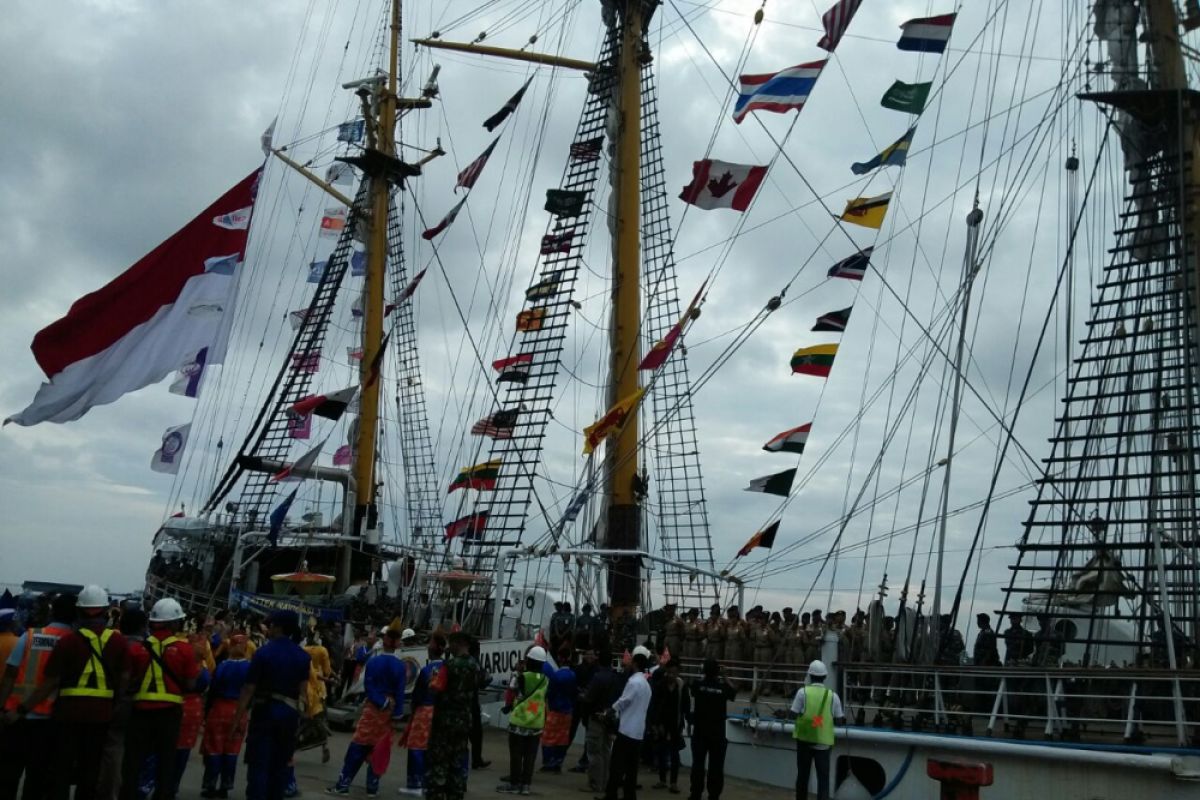 KRI Dewaruci Bawa 38 Taruna AL Ke Banjarmasin