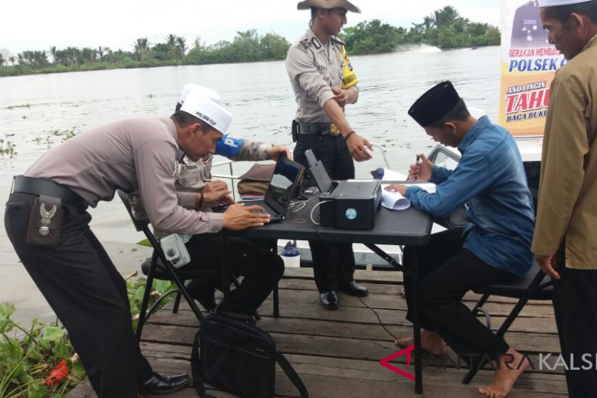 Police Serves SKCK at Footbridge