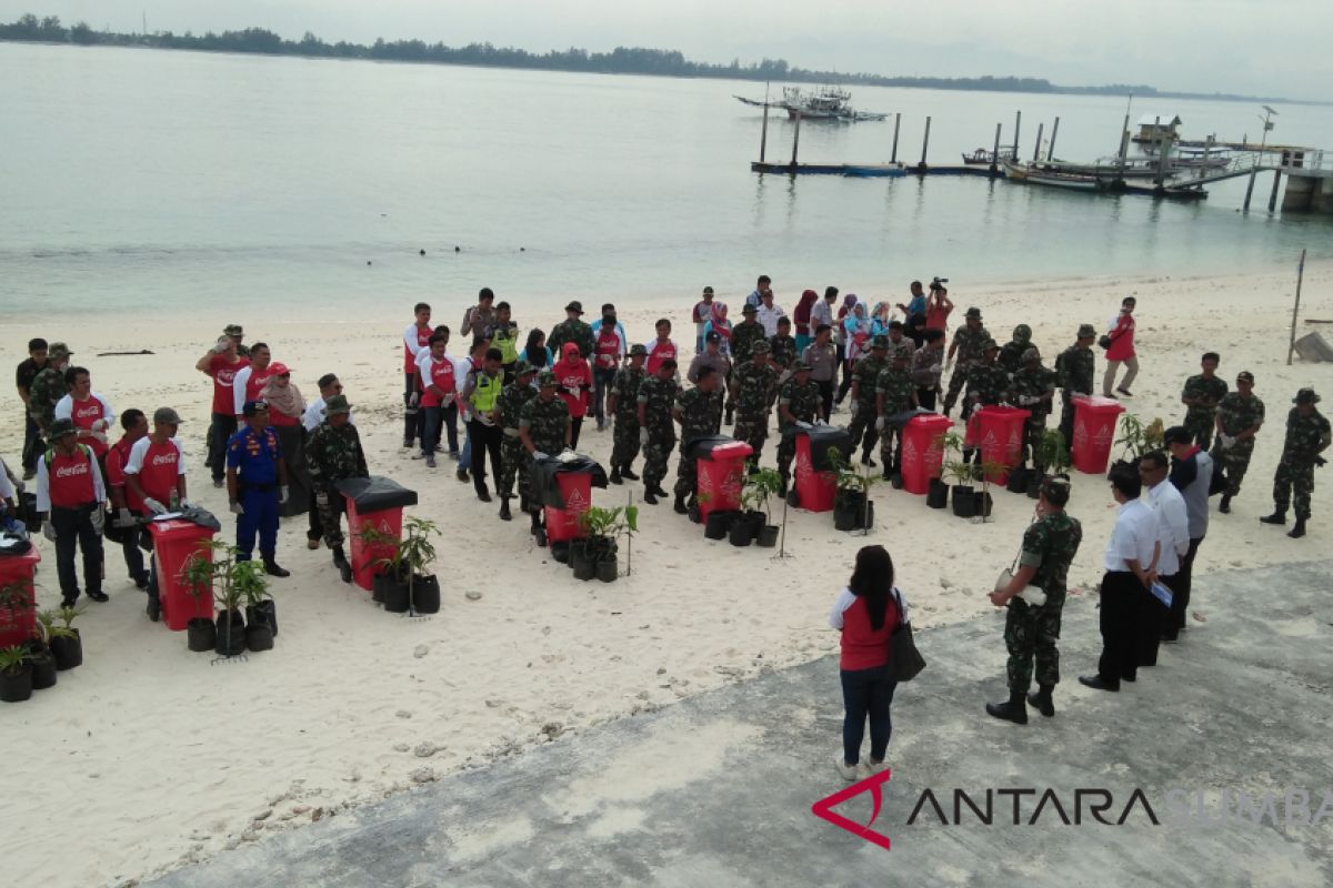 Coca Cola dan TNI bersihkan objek wisata pulau  Angso Duo