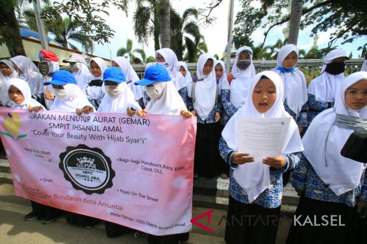 Pelajar Di HSU Bagi-Bagi Jilbab Syari