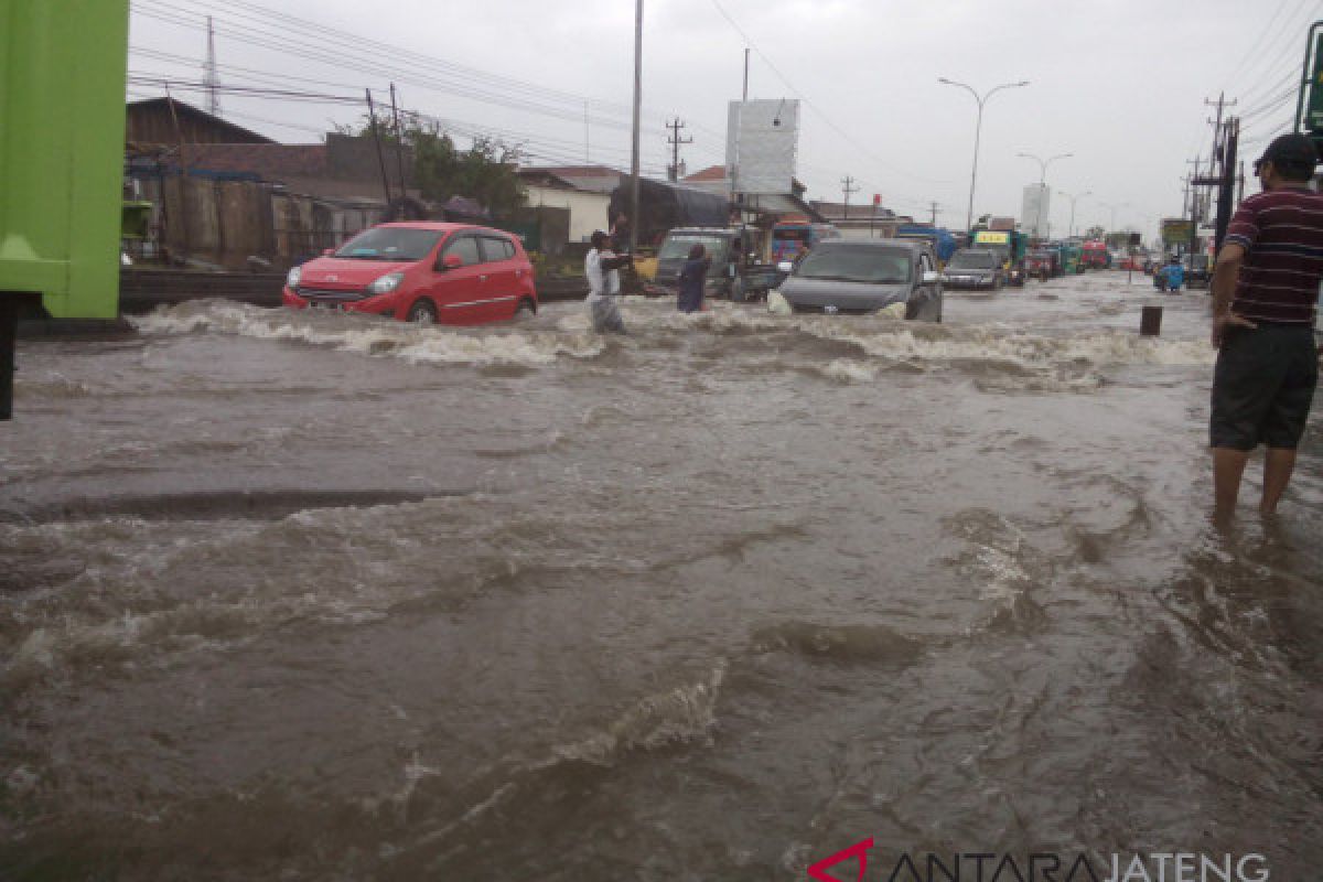 Jalur Semarang-Demak tergenang banjir