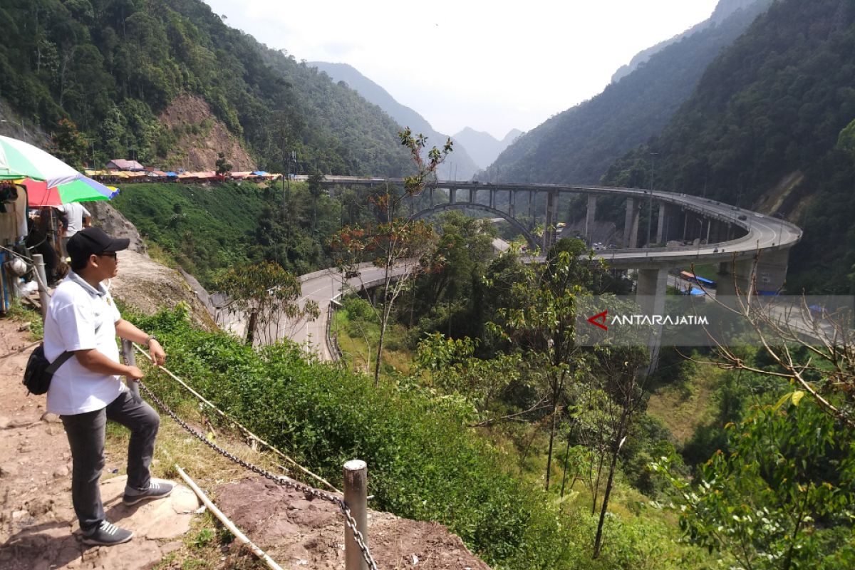 Keelokan Jalan Layang Kelok Sembilan Sumatera Barat (Video)