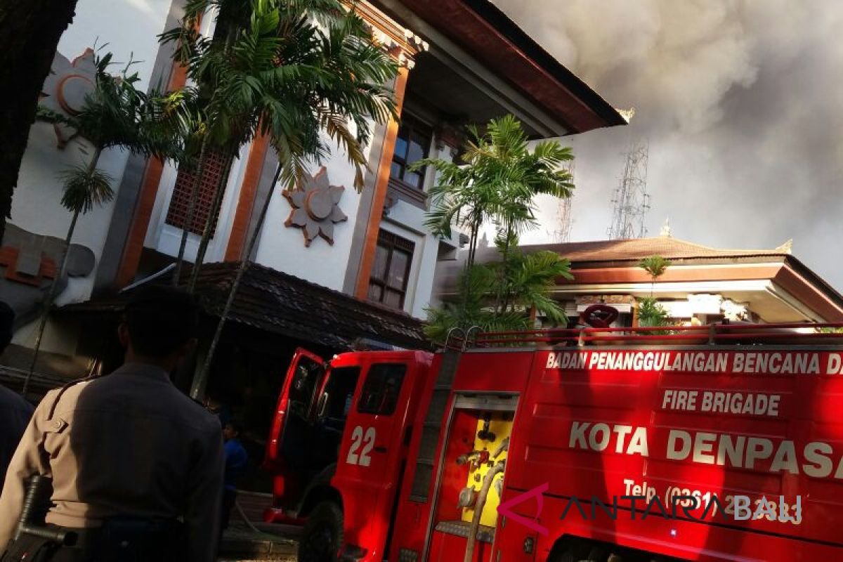 Gedung Unit V Kantor Gubernur Bali terbakar (video)
