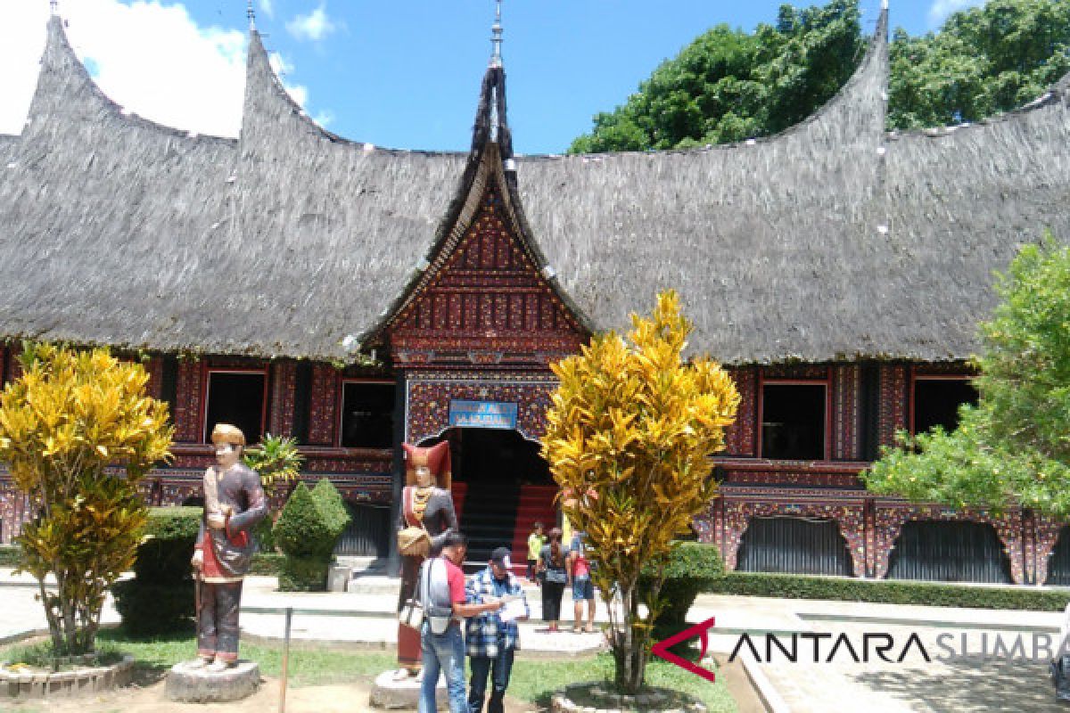 Penampilan seni budaya minangkabau tambah daya tarik pengunjung TMSBK Bukittinggi