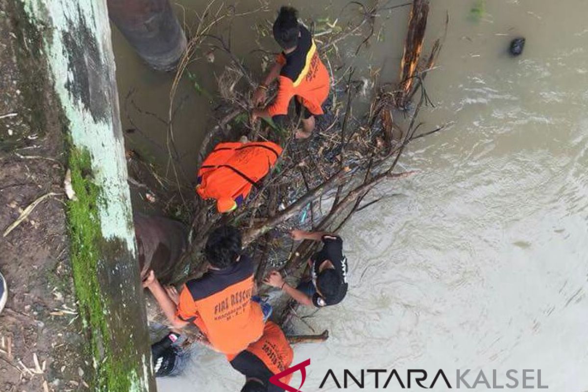 Peringati HPSN Dispera KPLH HSS Bersihkan Sungai