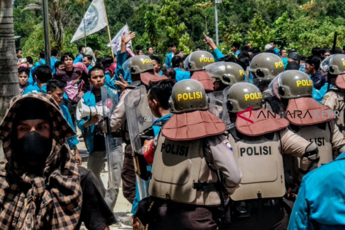 Polisi bubarkan unras mahasiswa umrah Tanjungpinang