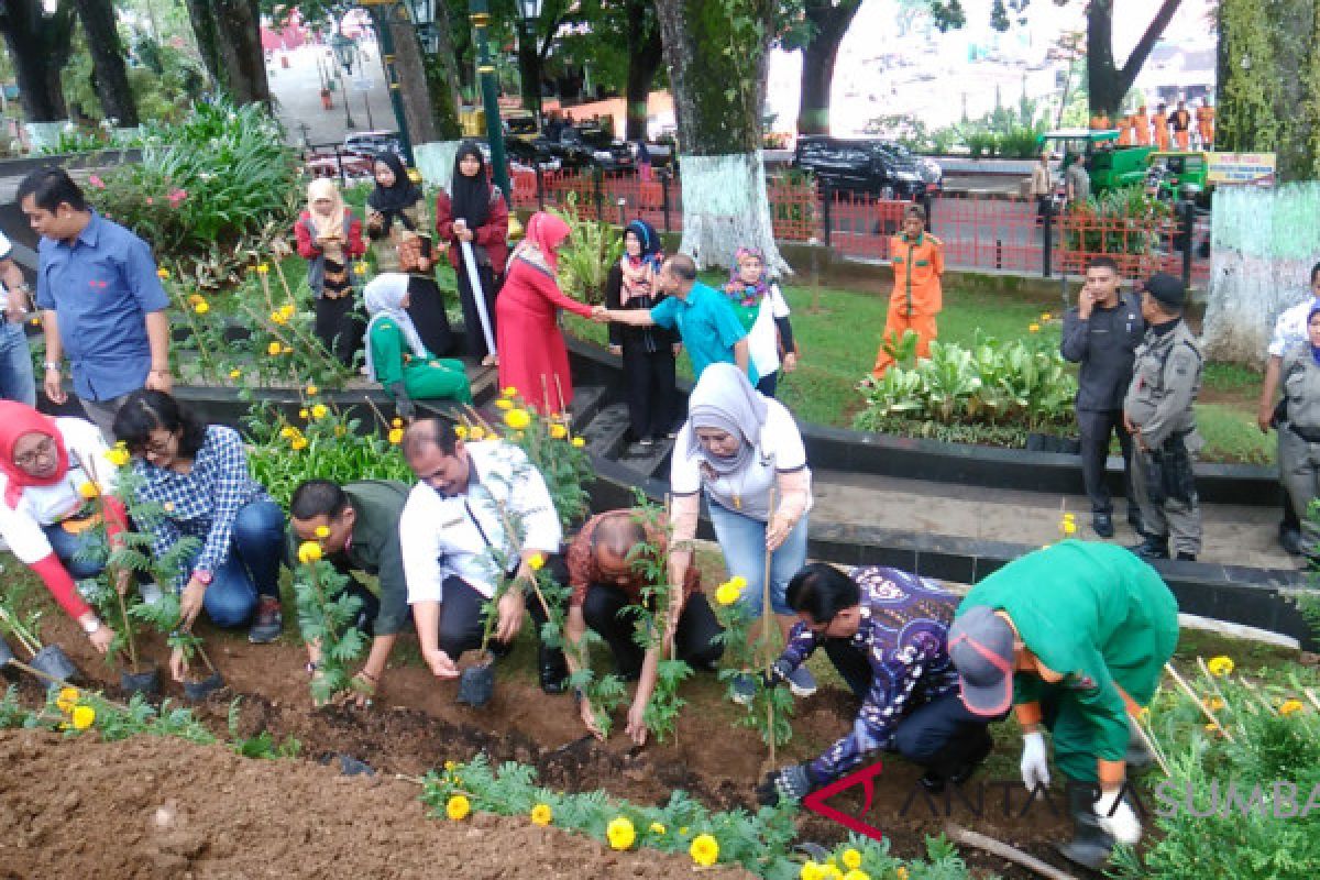 Green House Lezatta serahkan 1.300 pot bunga percantik taman Kota Bukittinggi