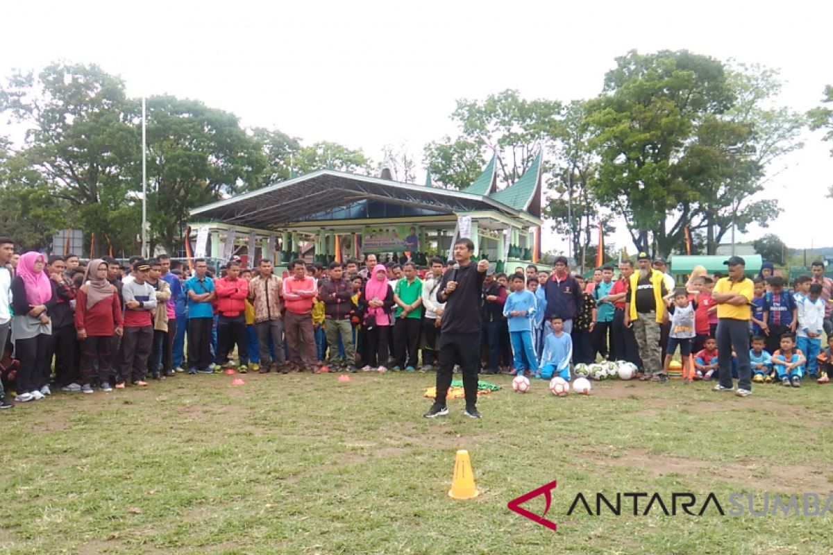 Pelatih sepak bola Indra Sjafri motivasi guru olah raga dan siswa di Bukittinggi