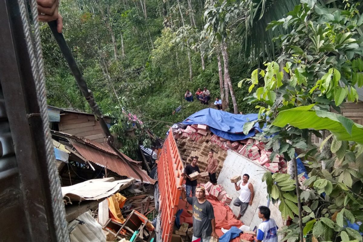 Truk masuk jurang, satu orang meninggal