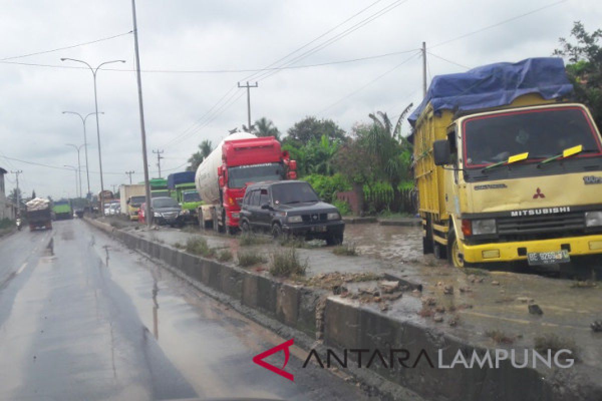 Jalinsum Tegineneng rusak parah akibatkan antrean panjang