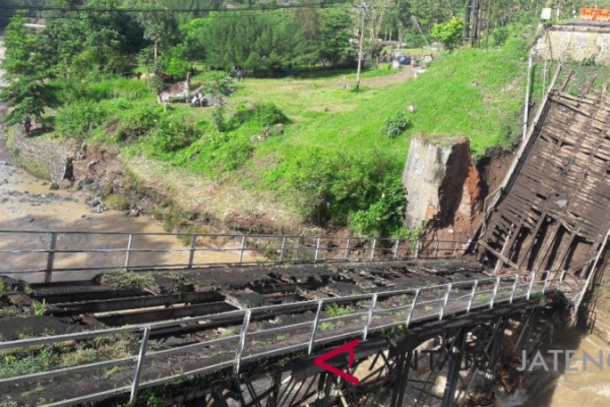 Jembatan Progo Temanggung runtuh