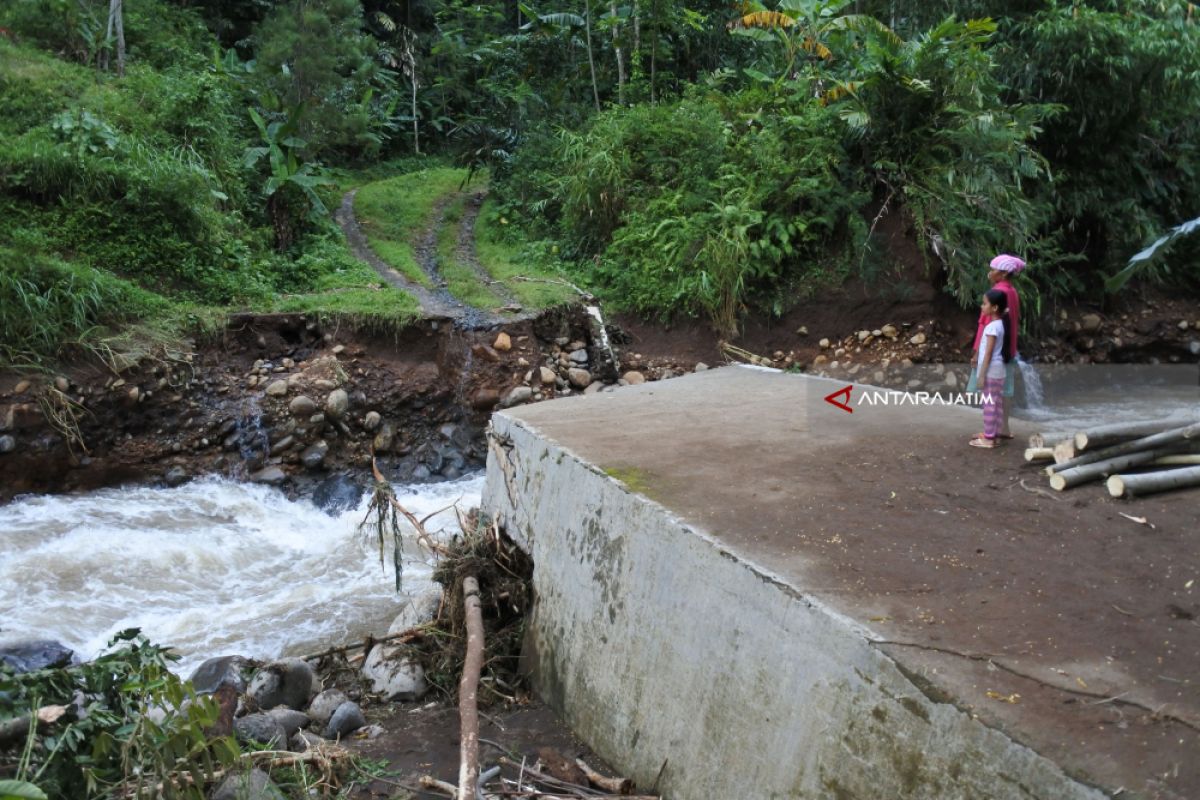 Sejumlah Jembatan di Jember Rusak Diterjang Banjir-Longsor