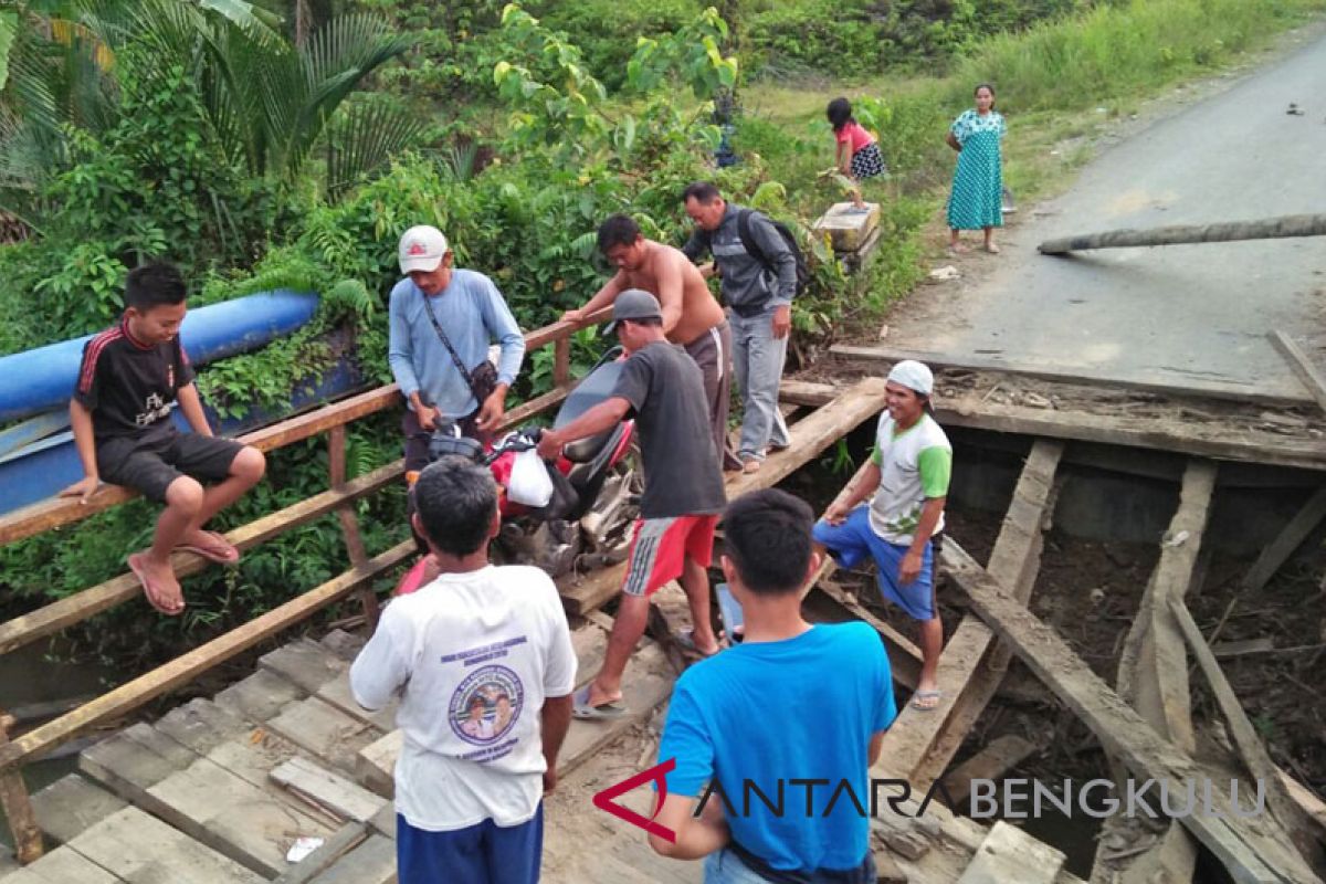 Jembatan penghubung dua desa di Mukomuko ambruk