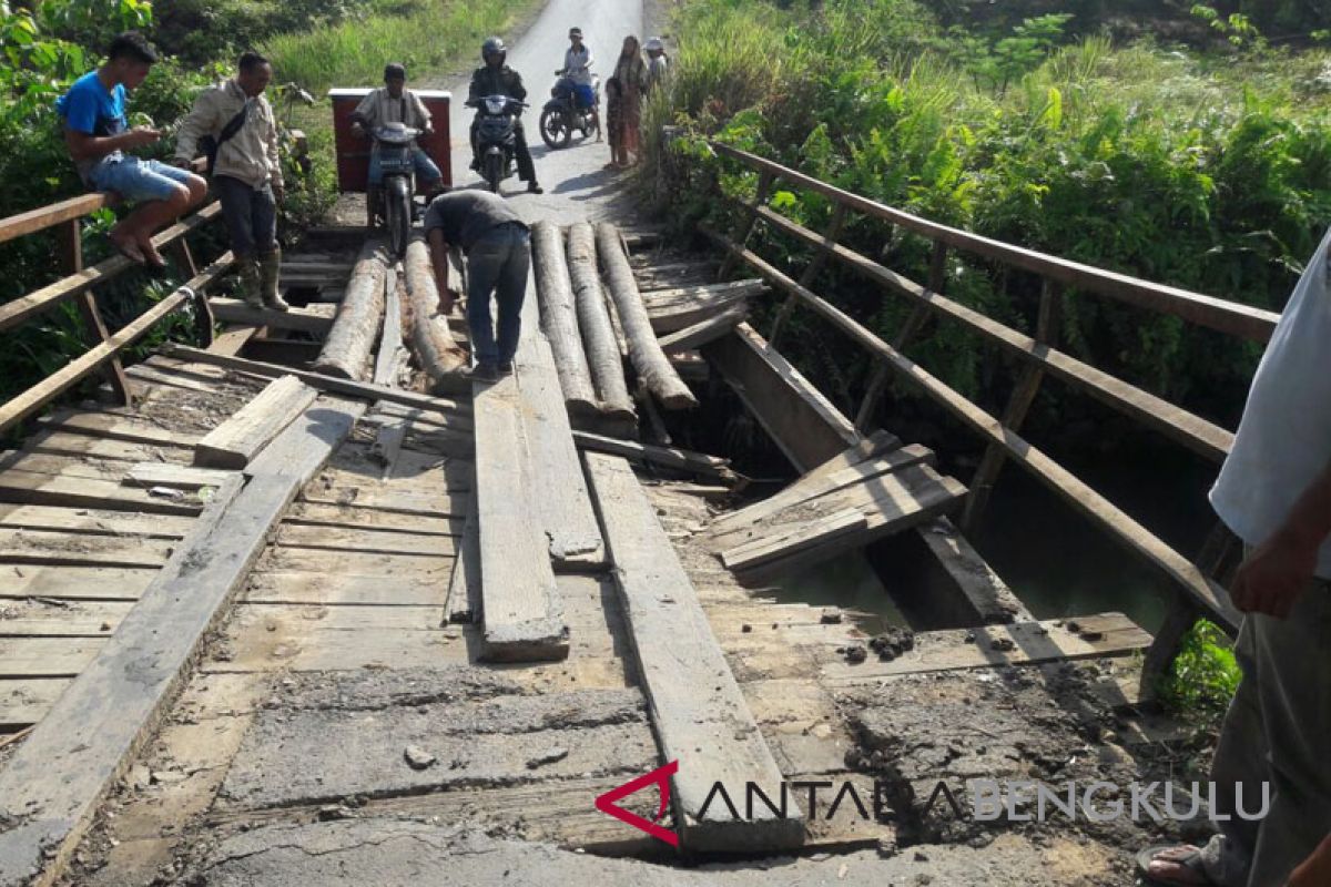 Pemkab Mukomuko bangun jembatan darurat
