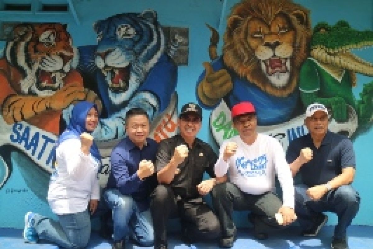 Kampung Biru Arema Habiskan Cat 15 Ton