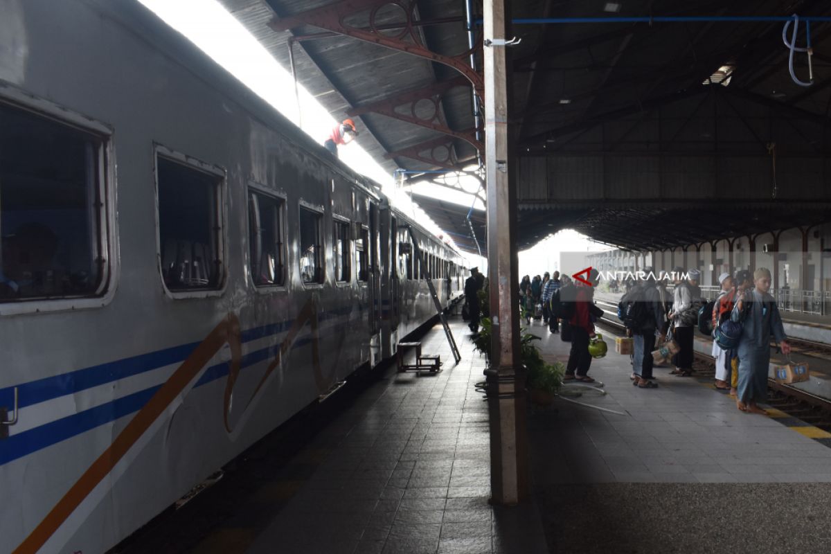 Delapan KA Jakarta Terlambat Tiba di Stasiun Madiun