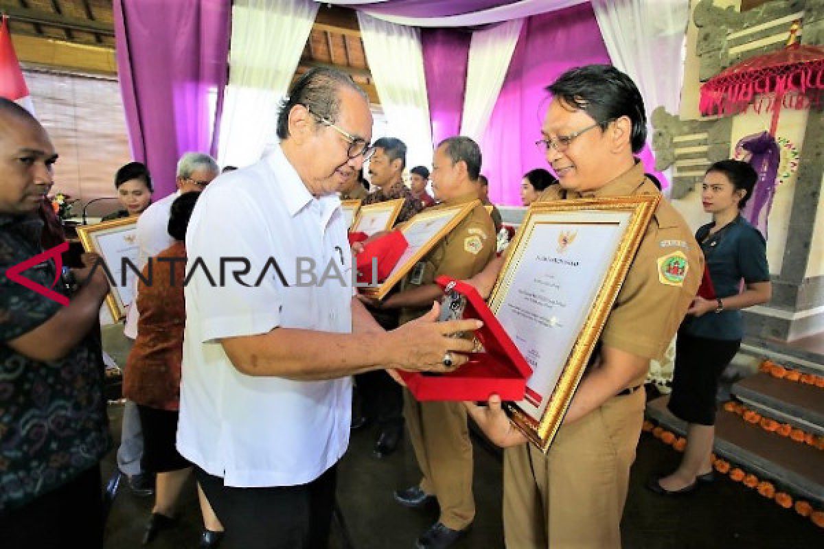 Pemkab Gianyar Beri Penghargaan Kepada OPD Terbaik