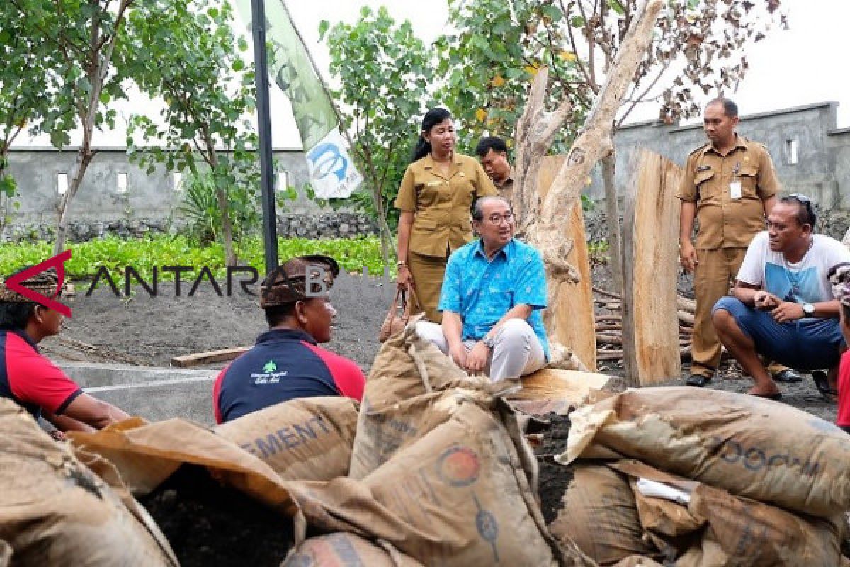 Hari terakhir sebagai bupati, Bharata tinjau penyu