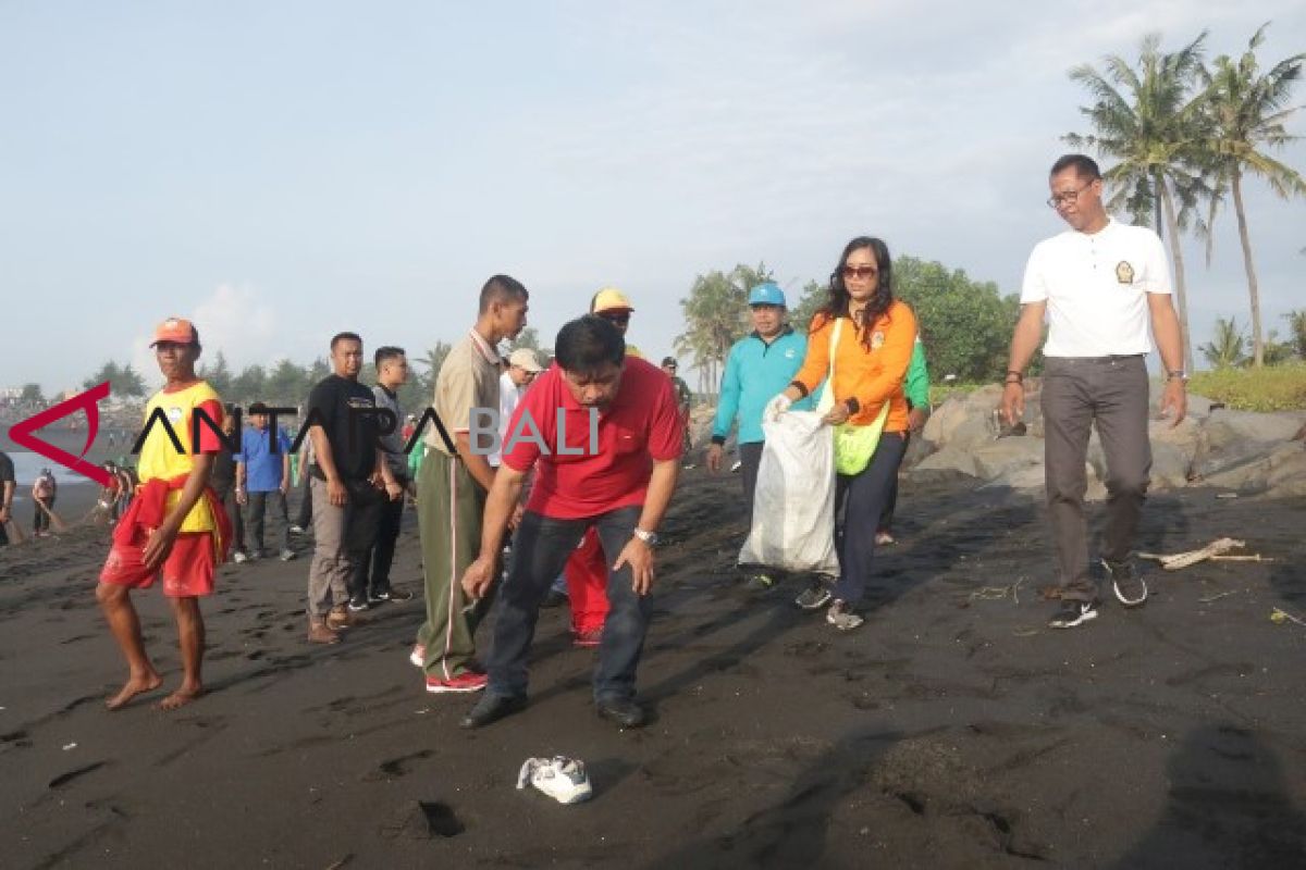 Masyarakat Pesisir-ASN Gianyar bersihkan pantai