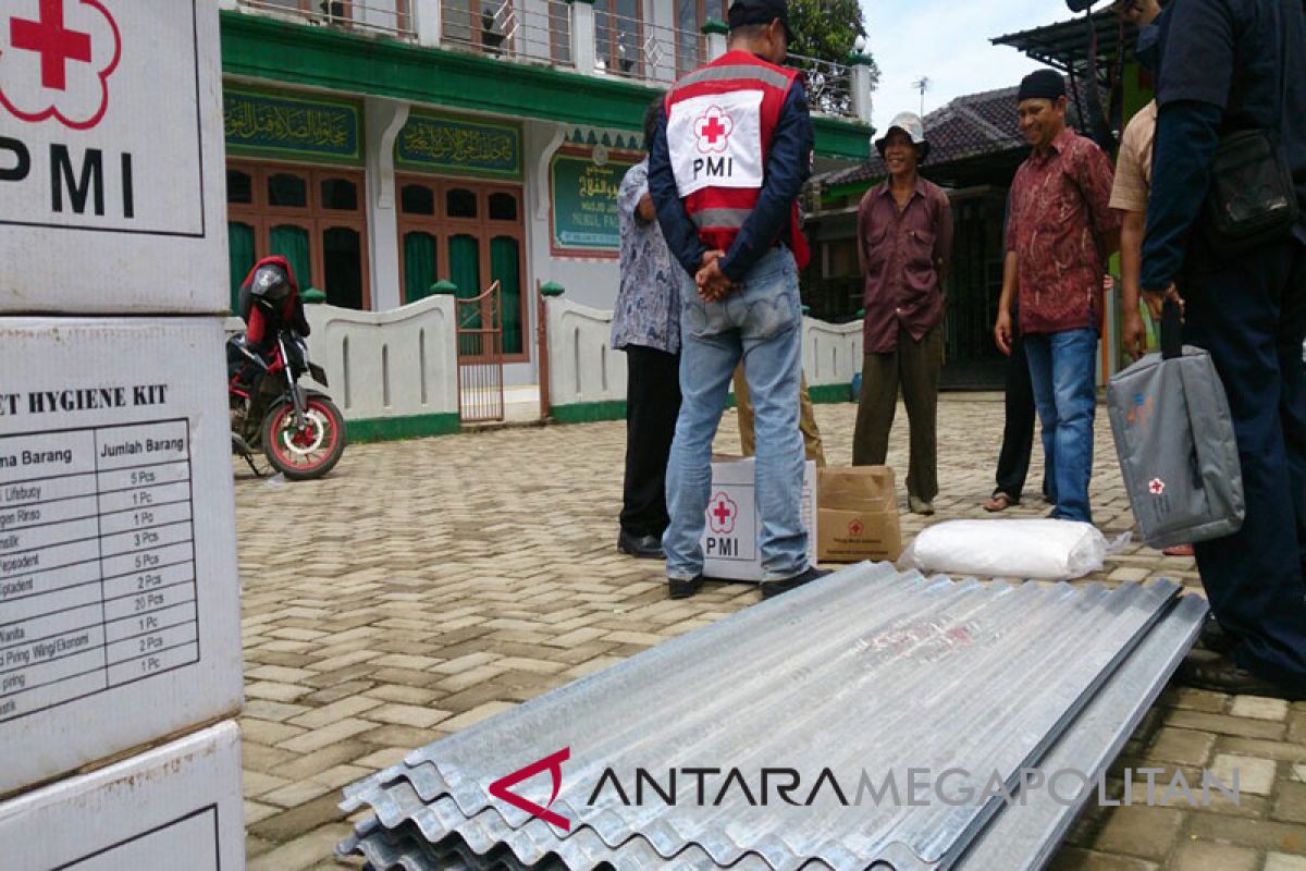 PMI menyalurkan seng untuk korban terdampak gempa