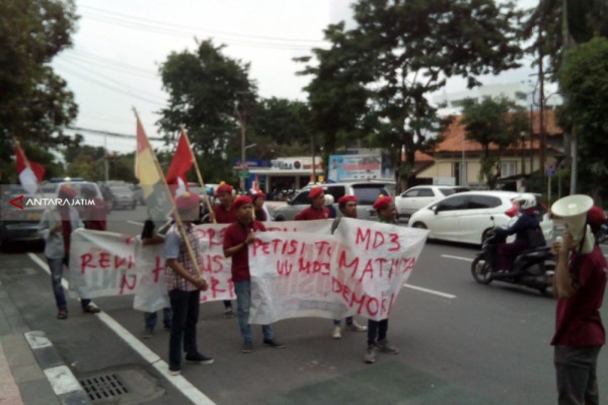 Puluhan Mahasiswa PMKRI Demo Tolak UU MD3 di Surabaya