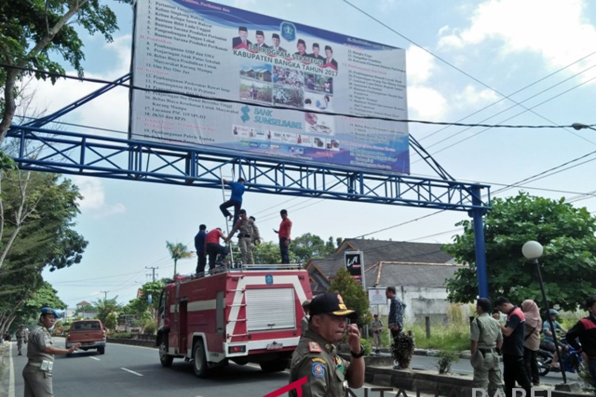 Panwaslu Bangka tertibkan baliho program petahana