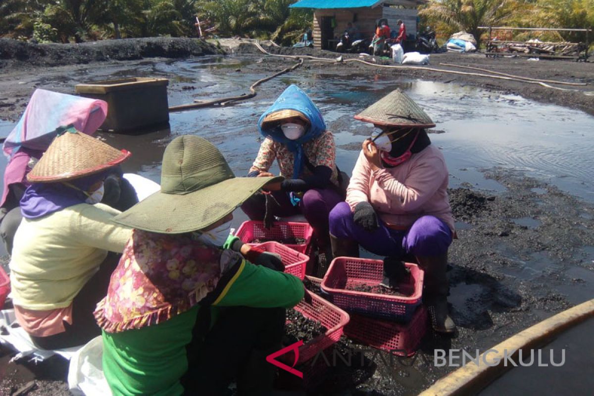 Kanopi bagikan 500 masker bagi pekerja perempuan