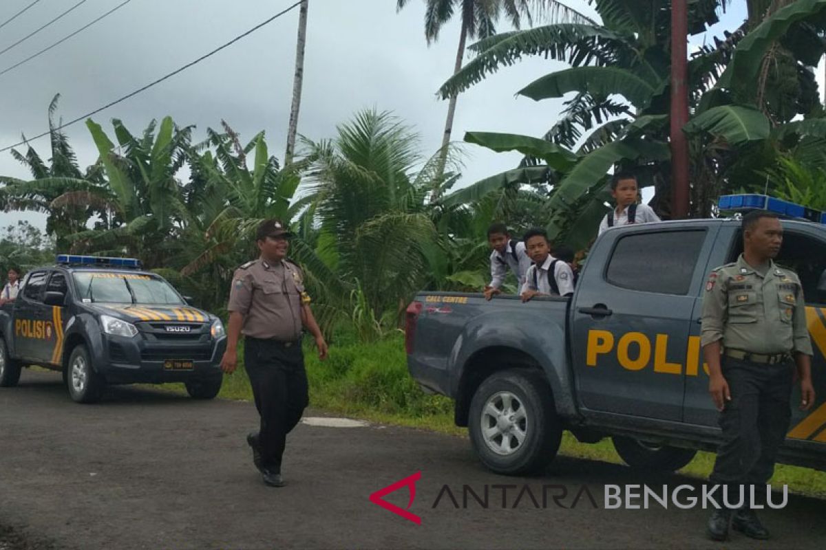 Enggano krisis BBM, kendaraan polisipun jadi angkutan pelajar