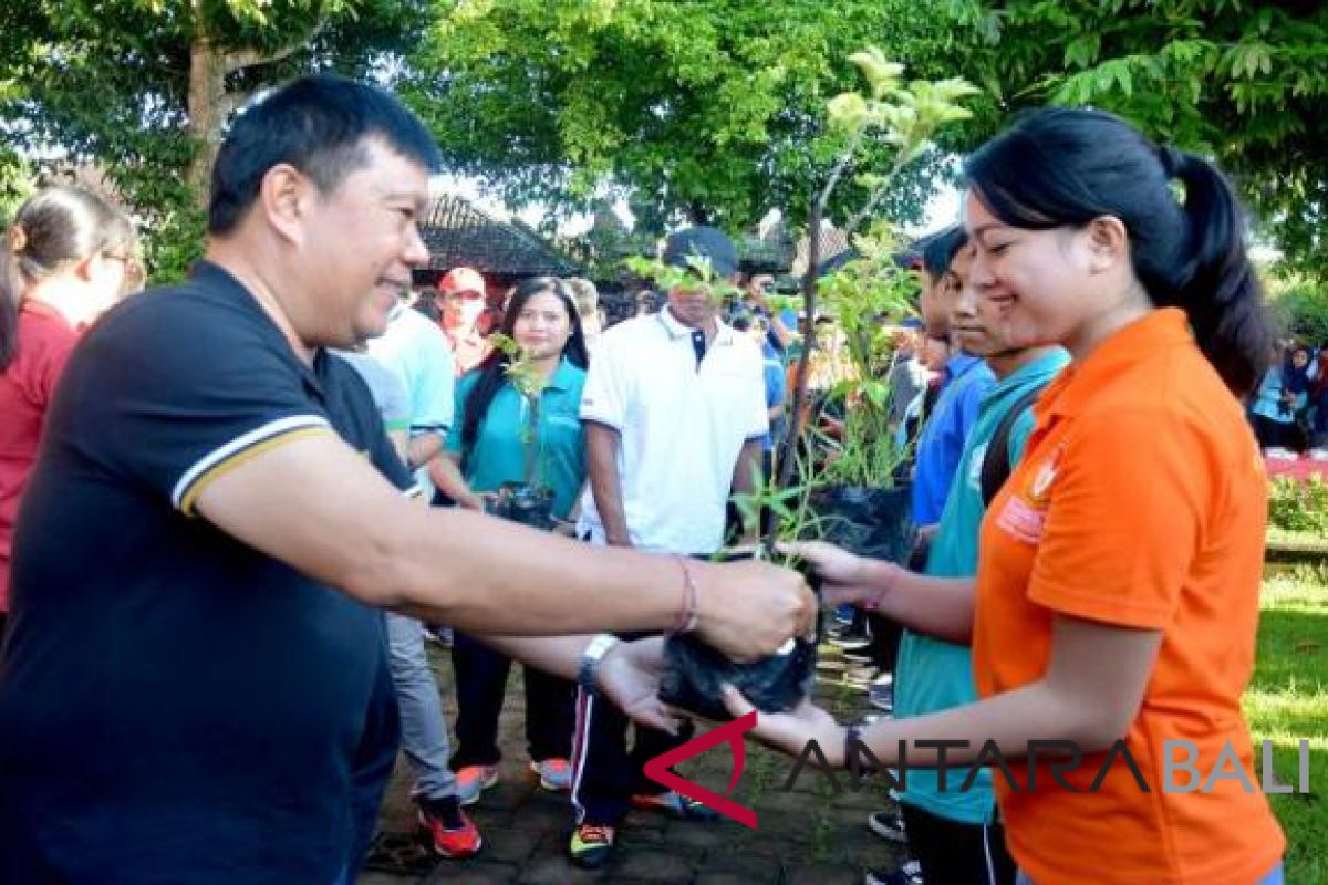 Disnaker Denpasar dan mahasiswa tanam 500 pohon