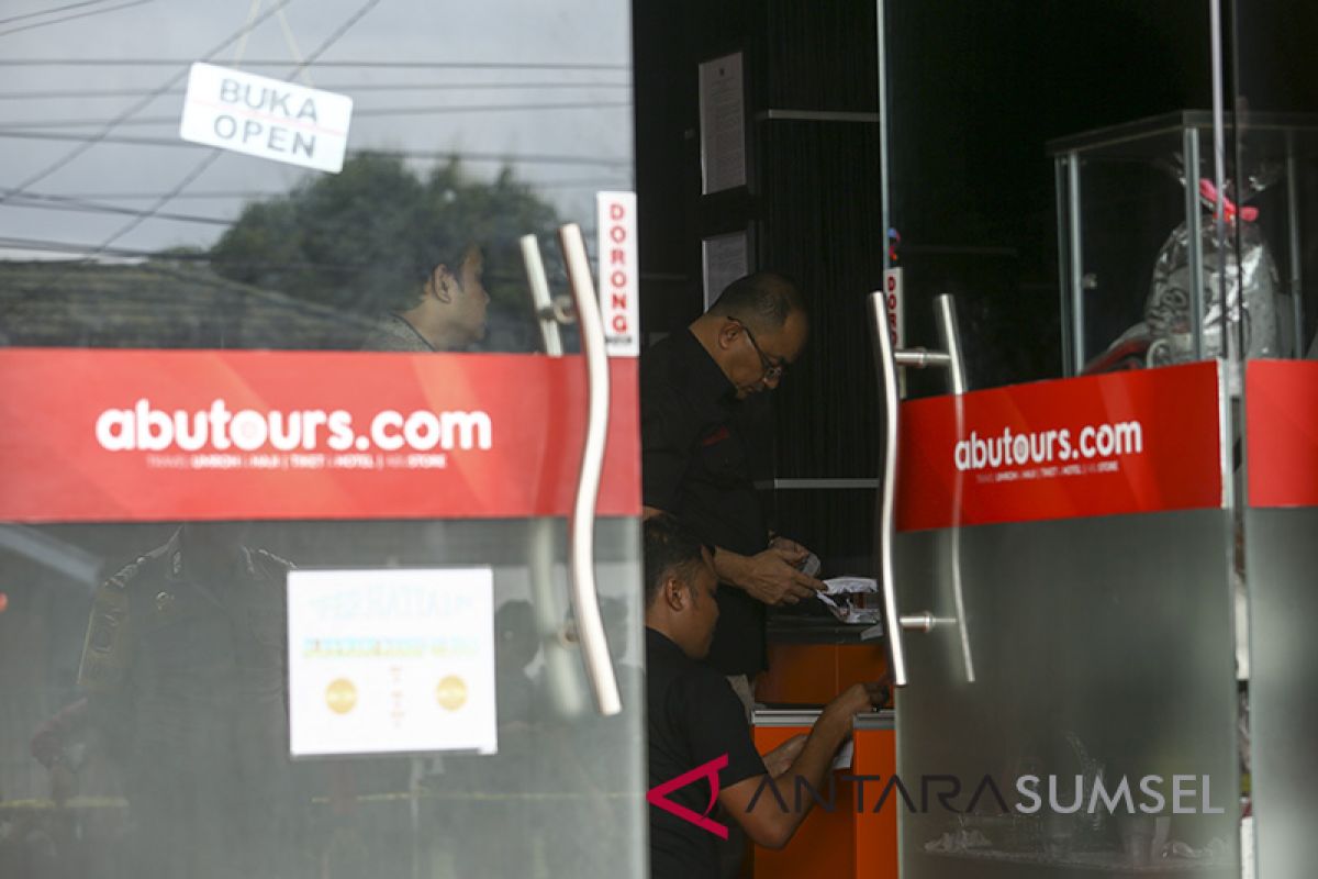 Pengeledahan Kantor Abu Tours Palembang