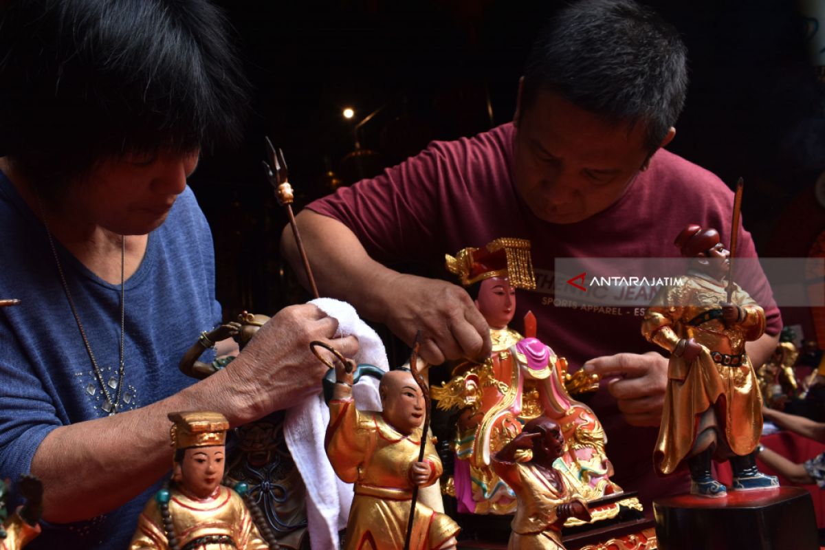 Warga Tionghoa Madiun Bersihkan Patung Dewa-Dewi