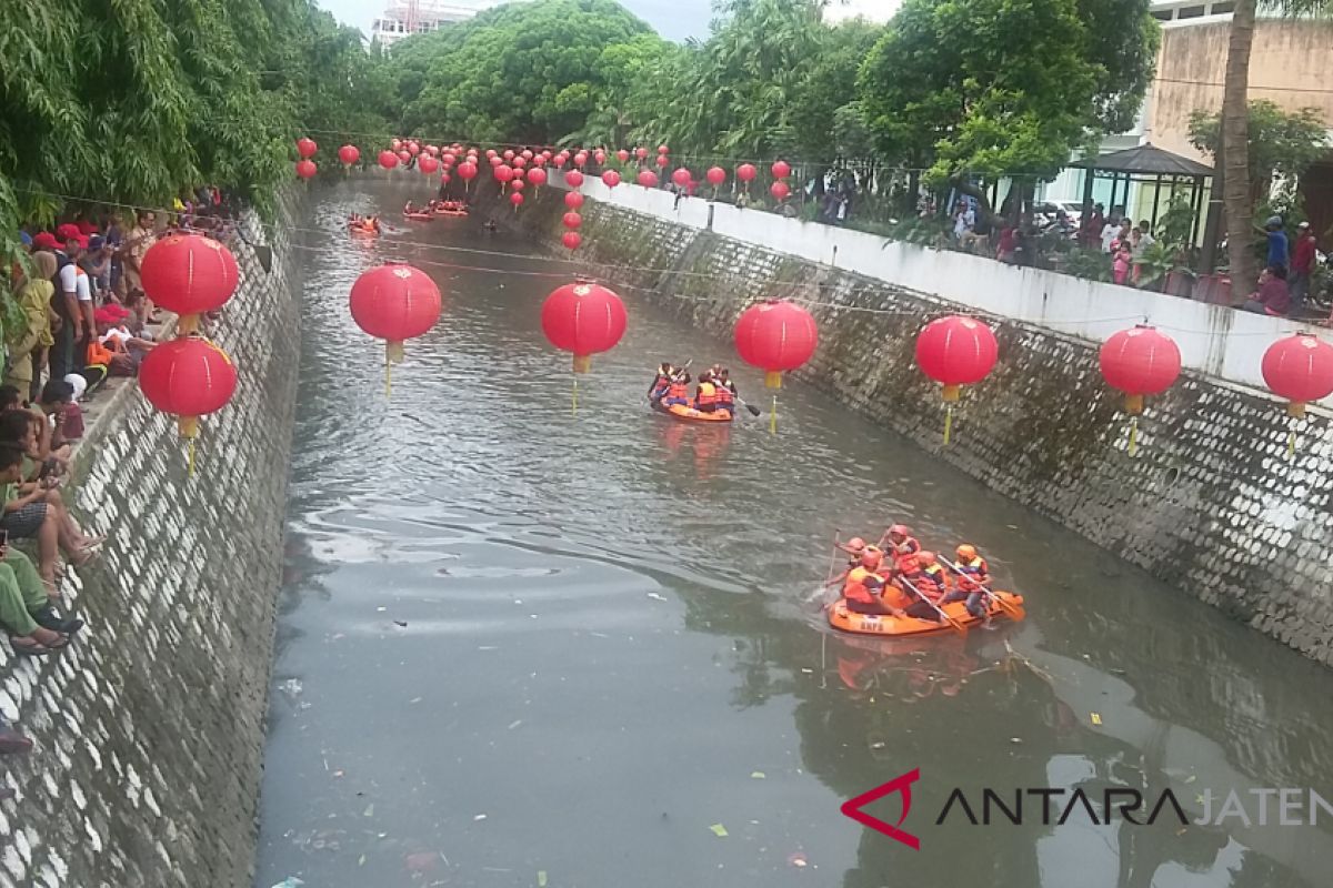 Grebeg Sudiro, masyarakat antusias saksikan lomba perahu karet