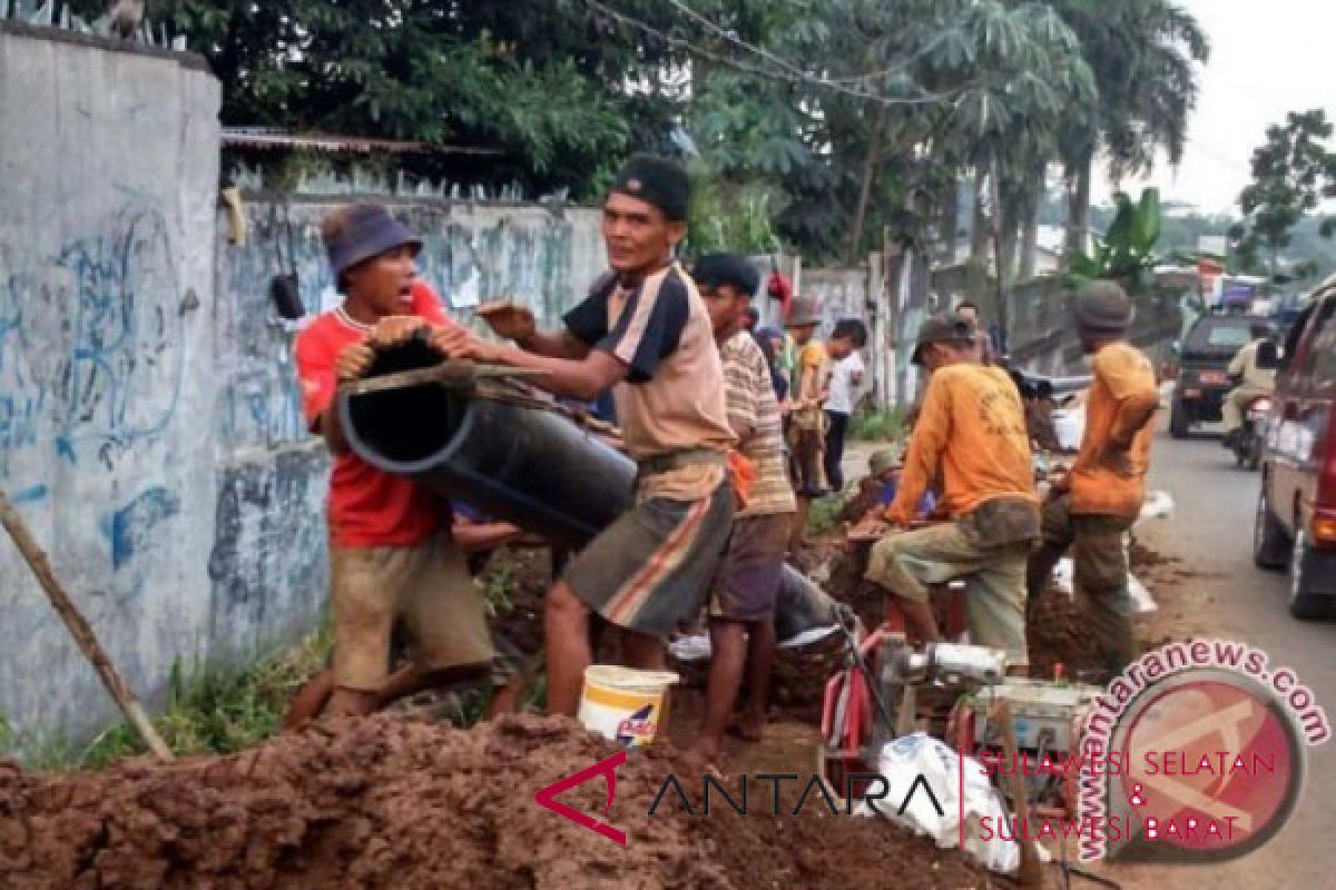 Pipa PDAM bocor oleh bor tol layang