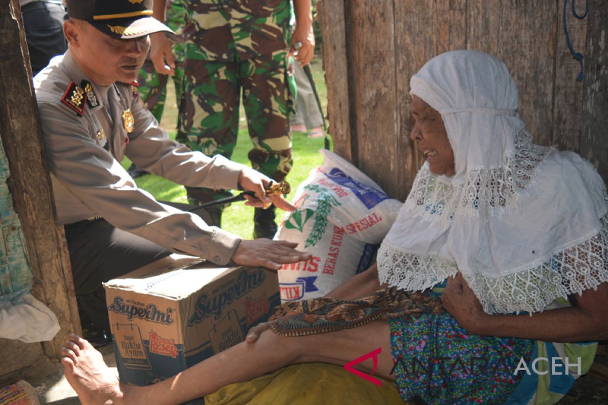 Warga miskin terima bantuan dari TNI/Polri Abdya
